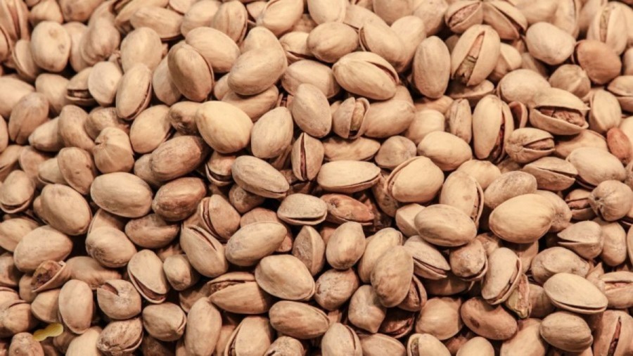 Optical Illusion: Can you find a Peanut mixed with these Pistachios?